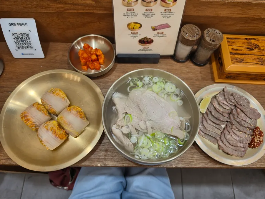 Korean Food in Myeongdong: Pork Gomtang at Baekok