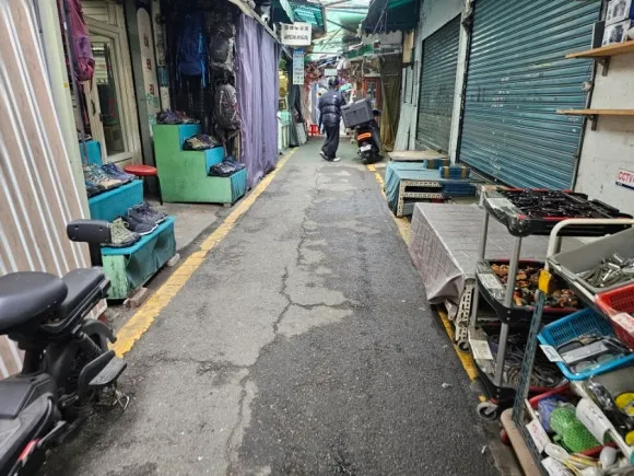 Narrow alley near Dongmyo Flea Market in Seoul