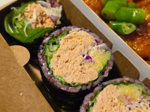 Green onion tuna kimbap filled with tuna and vegetables