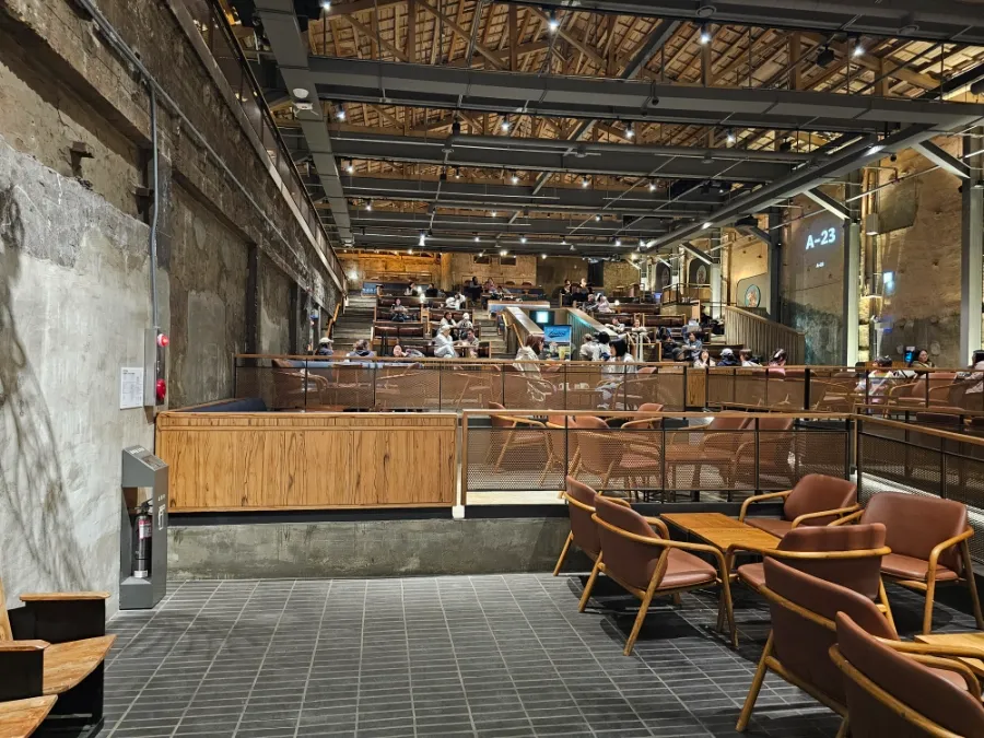 Old theater converted into Starbucks Gyeongdong 1960