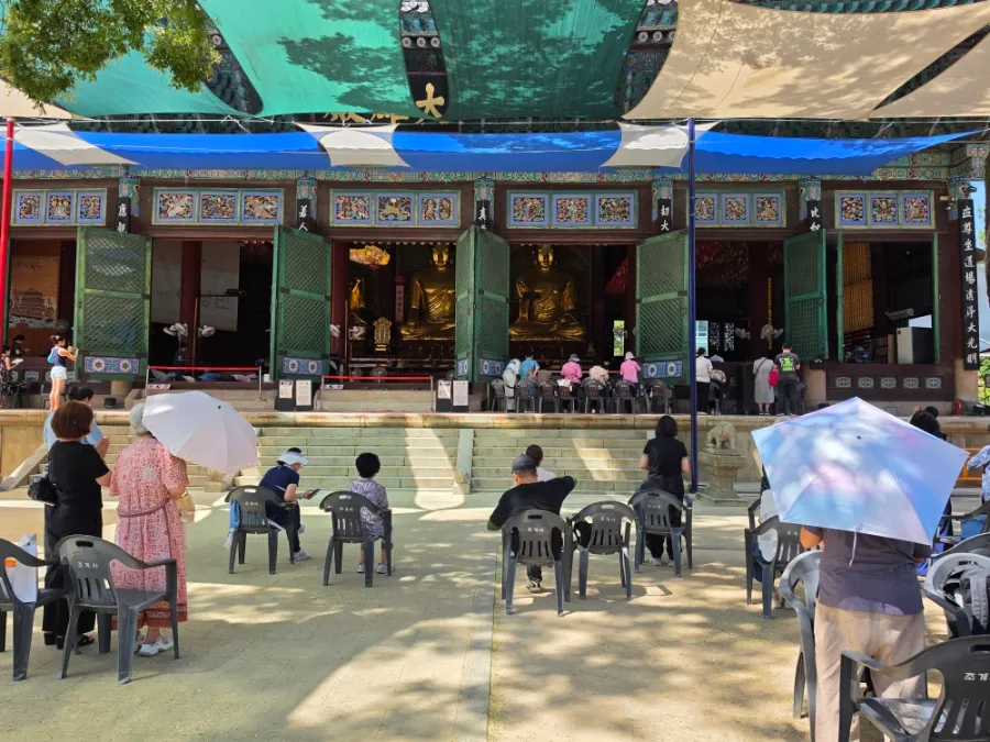 Worshippers sitting in front of Daeungjeon Hall at Jogyesa Temple