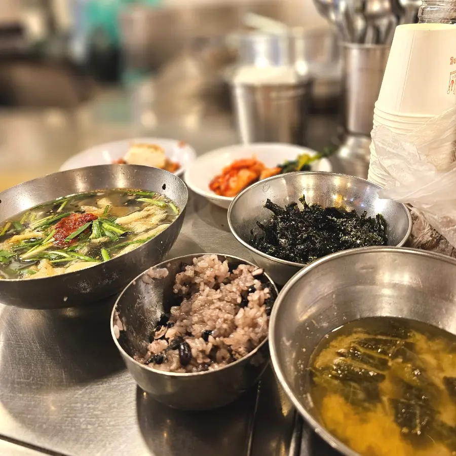 Chalbap set with kalguksu, cold noodles, soybean paste soup, and Korean side dishes