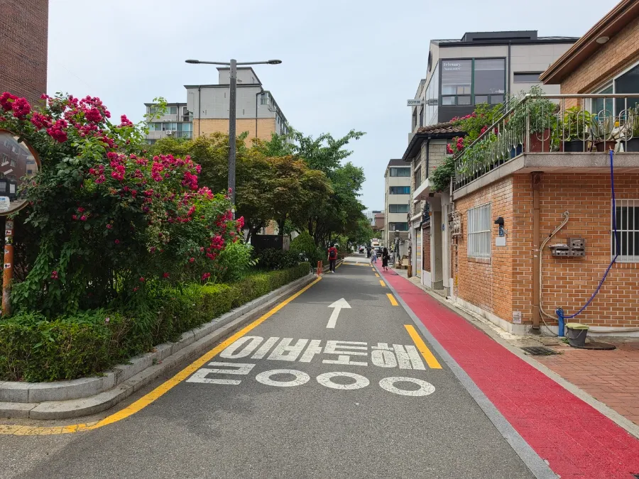 Quiet street near cafes in Yeonnam-dong Seoul