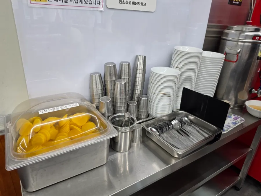 Self-service bar at Apple House tteokbokki restaurant in Seoul