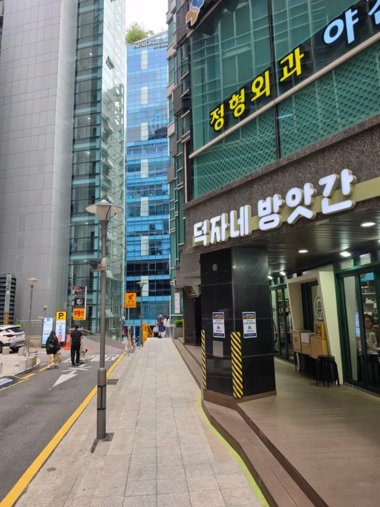 Deokjane Bangatgan tteokbokki restaurant near Sinnonhyeon Station