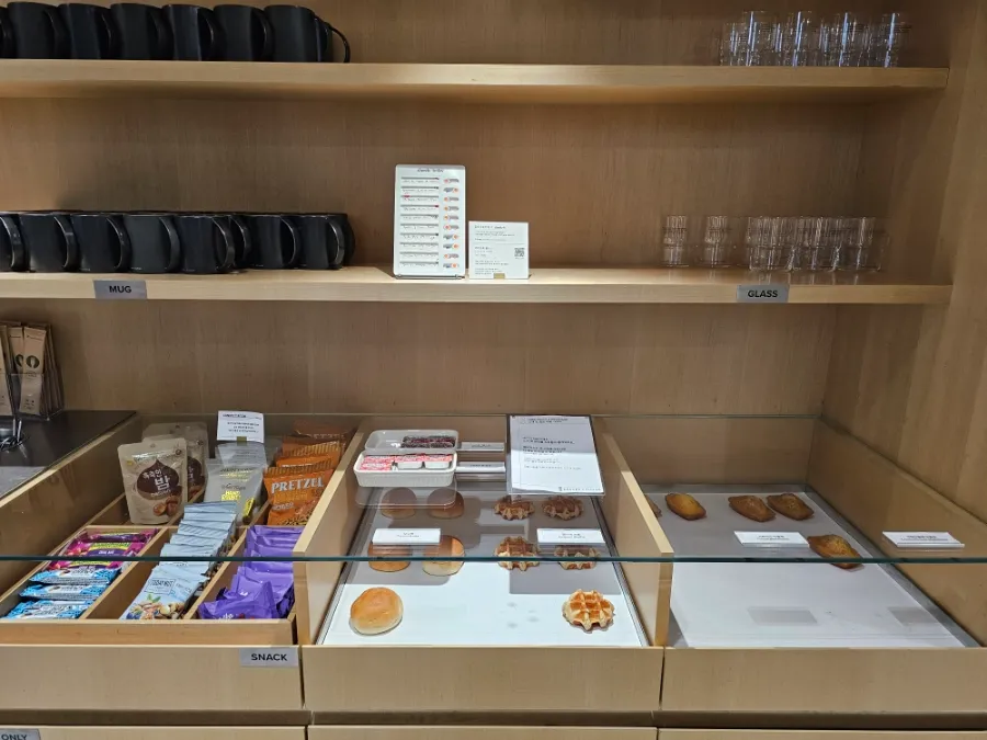 free snacks and drinks at DESKER Lounge Hongdae