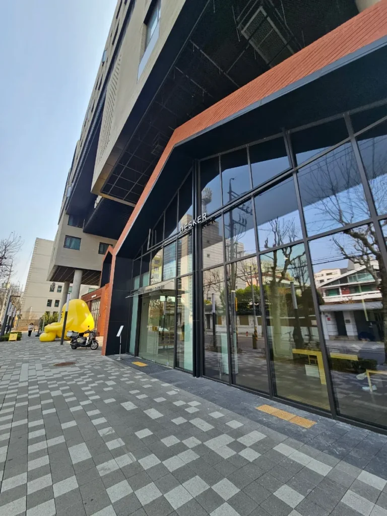 DESKER Lounge Hongdae coworking space in Seoul