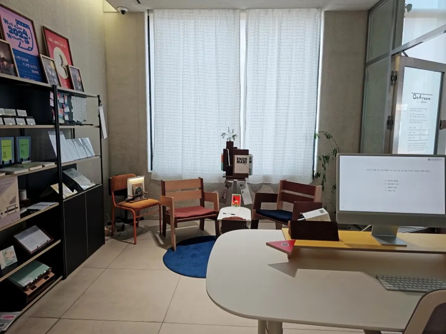 laptop-friendly workspace at DESKER Lounge Hongdae