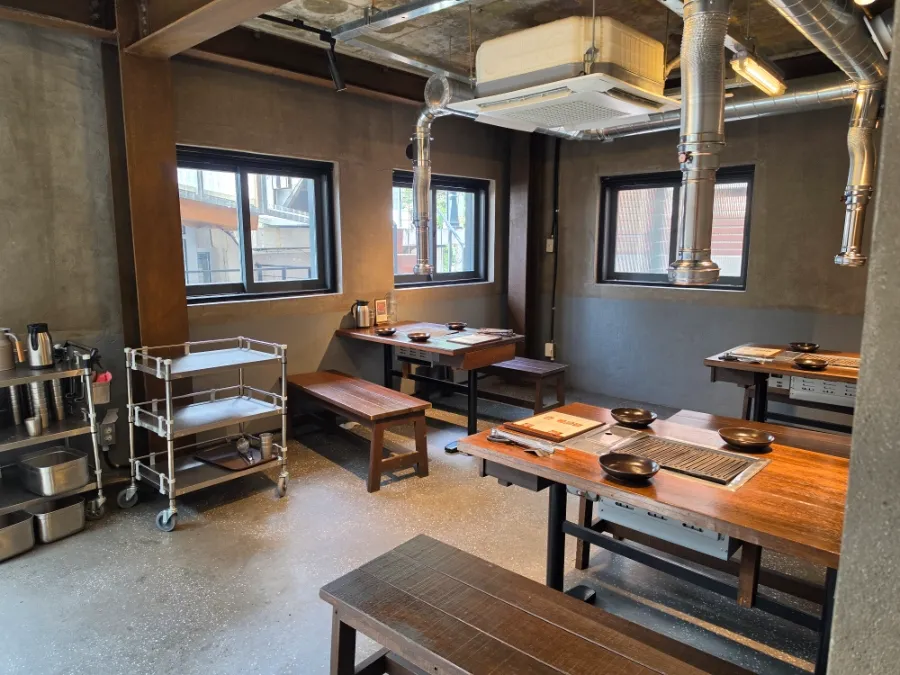 Interior of Eom Yong Baek pork restaurant in Gwanghwamun