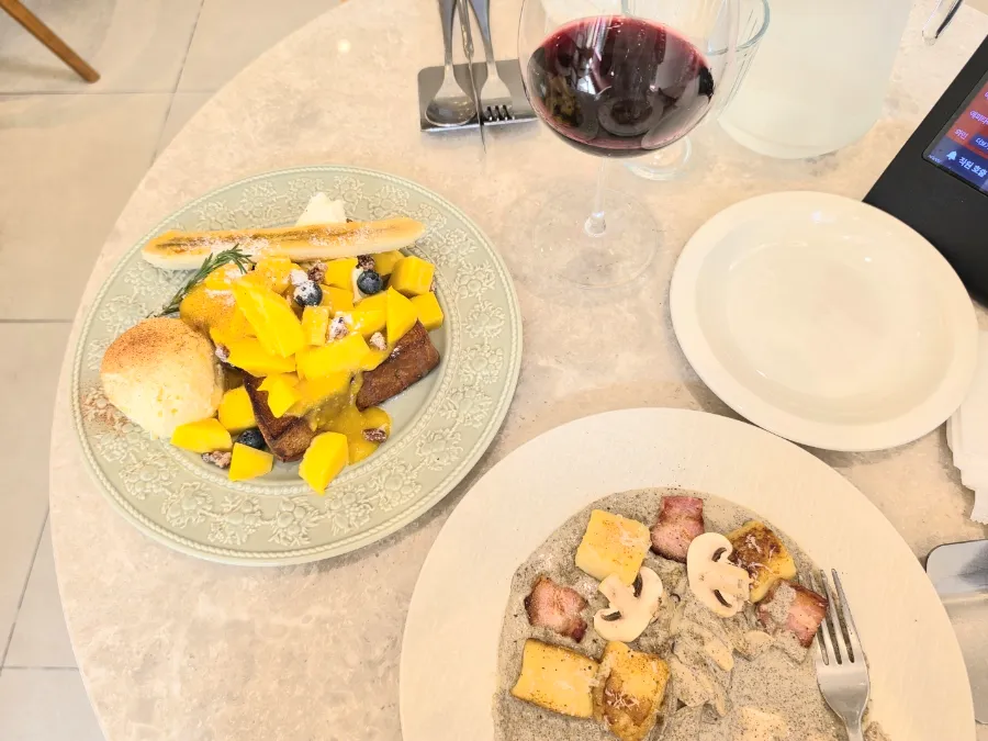 Gnocchi and mango French toast brunch at The Mignon Seoul