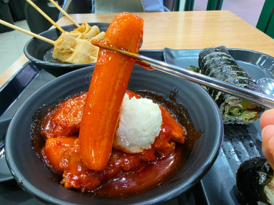 Long garaetteok rice cake at Deokjane Bangatgan Seoul