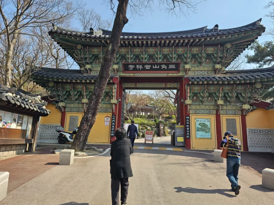 Entrance gate of Gilsangsa Temple Seoul