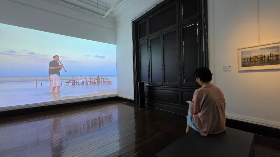 Video of Jo Sook Jin creating artwork on a beach