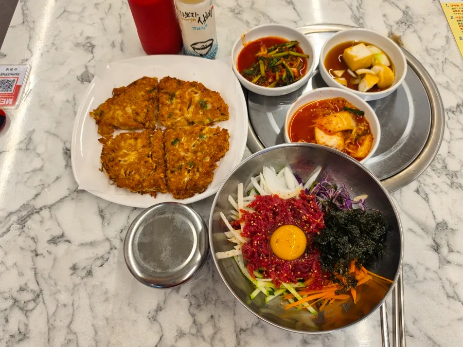 Dongdaemun Market Food: Yukhoe Bibimbap and Bindaetteok