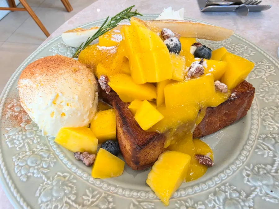 Mango French toast at The Mignon Seoul in Gangnam