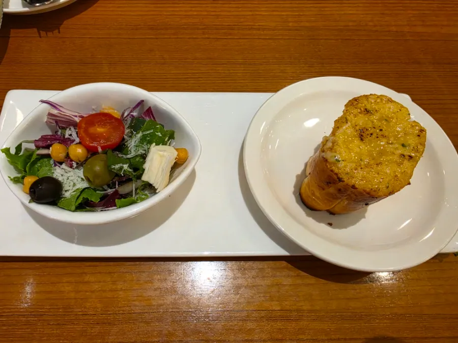 Garlic baguette and garden salad at Mano di Chef in Seoul