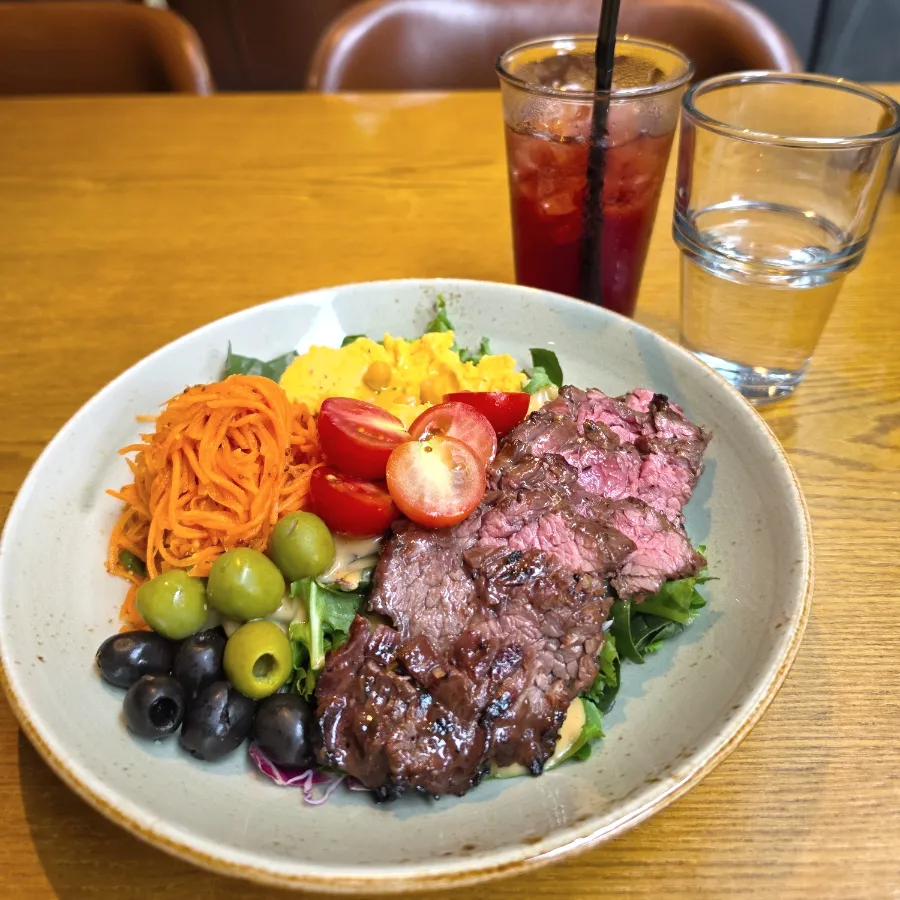 Steak with carrot hummus and carrot salad at Mano di Chef Gangnam