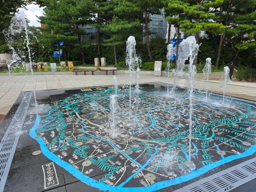 Map of Seoul fountain outside the Seoul Museum of History